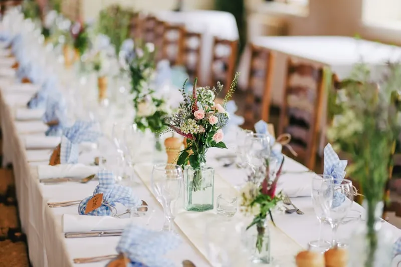 Bons Suspiros em mesa de evento premium